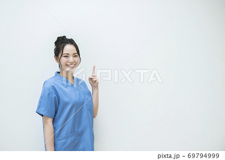 医療従事者のポートレート　女性　指差し 69794999