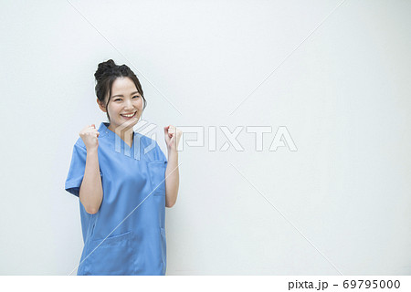 医療従事者のポートレート 女性 ガッツポーズ 医療従事者のポートレート 女性 ガッツポーズ 69795000
