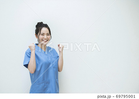 医療従事者のポートレート　女性　ガッツポーズ 69795001