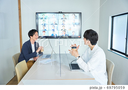 アクリルパーテーションのある会議室でオンライン会議 ビデオ会議 リモートワーク テレワーク アクリルパーテーションのある会議室でオンライン会議 ビデオ会議 リモートワーク テレワーク 69795059