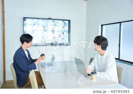 アクリルパーテーションのある会議室でオンライン会議　ビデオ会議　リモートワーク　テレワーク 69795065
