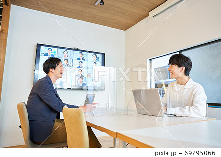 アクリルパーテーションのある会議室でオンライン会議　ビデオ会議　リモートワーク　テレワーク 69795066