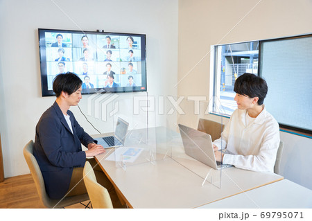 アクリルパーテーションのある会議室でオンライン会議　ビデオ会議　リモートワーク　テレワーク 69795071