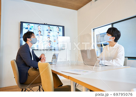 アクリルパーテーションのある会議室でオンライン会議　ビデオ会議　リモートワーク　テレワーク 69795076