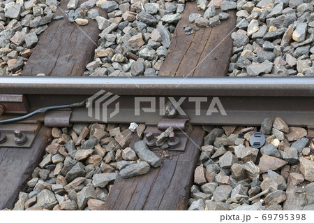 ノルウェー　ノルウェー鉄道　ベルゲン線のミュルダール駅のホームから枕木、レールとバラストを写す 69795398