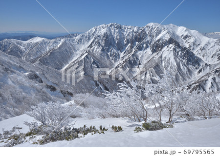 白毛門山と笠ヶ岳の鞍部付近から見る樹氷と谷川岳、天神平スキー場 69795565