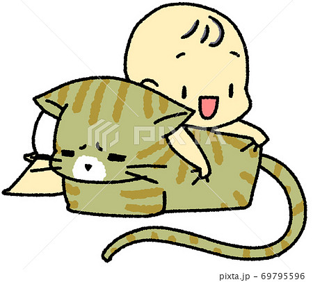 キジトラ猫を引っ張る赤ちゃんと耐えるキジトラ猫 69795596