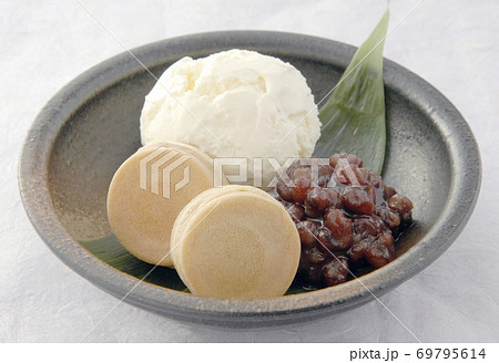 丸深皿にバニラアイスクリーム、今川焼きとあずきあん 69795614