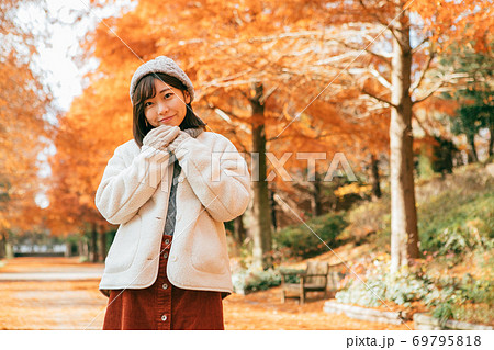 冬の公園を散歩する女の子 69795818