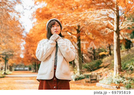 冬の公園を散歩する女の子 69795819