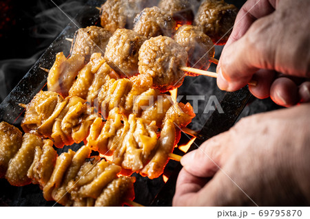 焼鳥を焼く 69795870