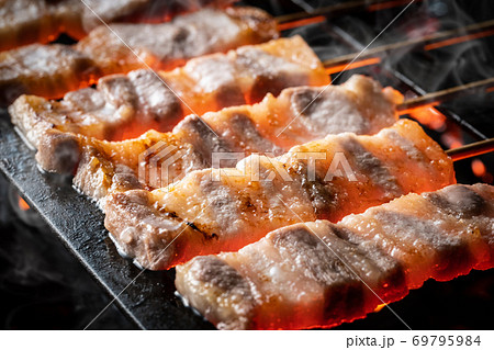 焼鳥を焼く 69795984