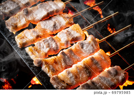 焼鳥を焼く 69795985