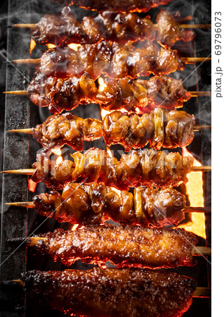 焼鳥を焼く 69796073