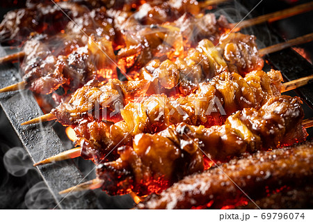 焼鳥を焼く 69796074