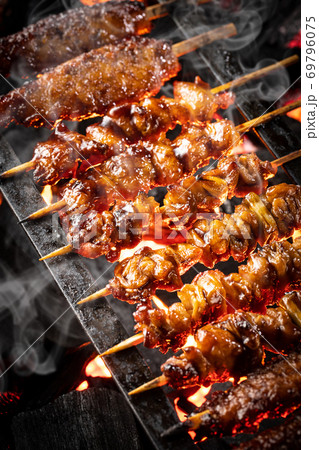 焼鳥を焼く 69796075