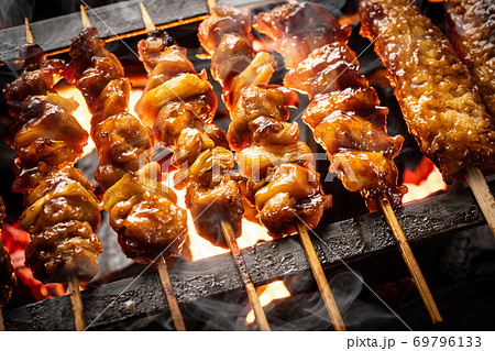 焼鳥を焼く 焼鳥を焼く 69796133