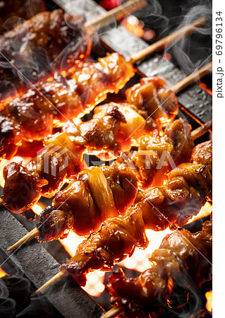 焼鳥を焼く 69796134