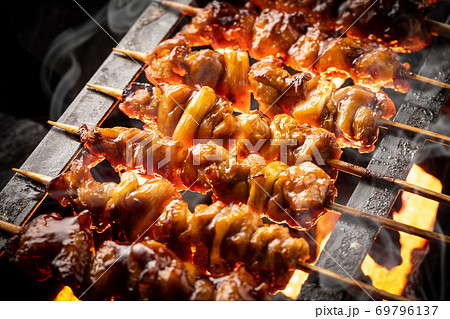焼鳥を焼く 69796137
