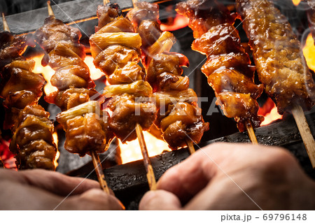 焼鳥を焼く 69796148