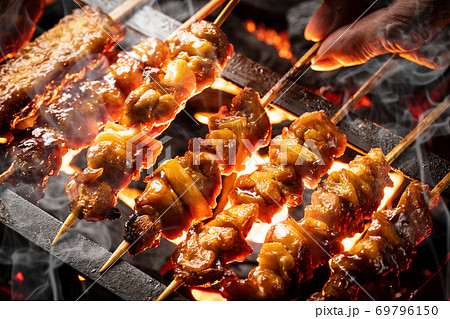 焼鳥を焼く 69796150