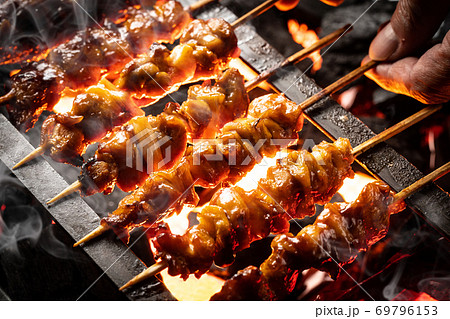 焼鳥を焼く 焼鳥を焼く 69796153
