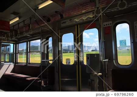 ローカル線の車窓の写真素材 [69796260] - PIXTA