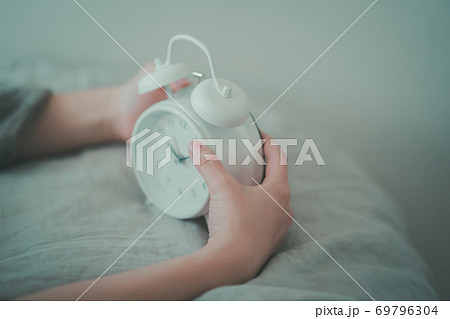 めざまし時計を止める30代女性 めざまし時計を止める30代女性 69796304