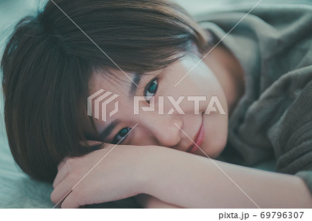 もこもこパジャマの女性 もこもこパジャマの女性 69796307