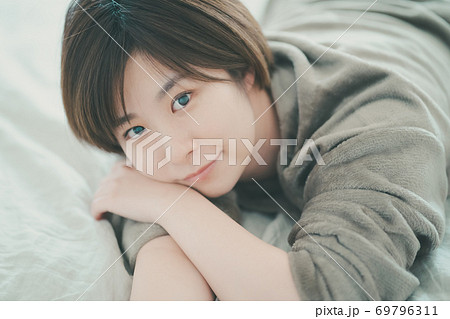 もこもこパジャマの女性 もこもこパジャマの女性 69796311