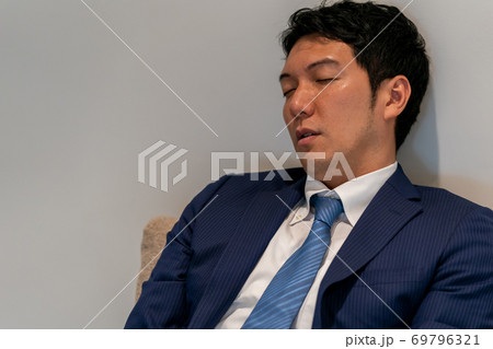 会社で昼寝 69796321