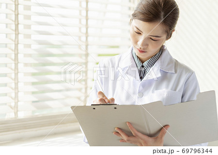 Female medical 69796344