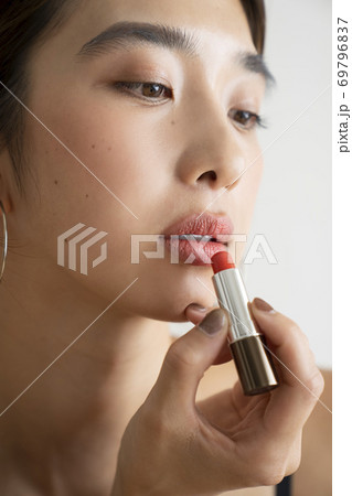 メイクをする女性 メイクをする女性 69796837