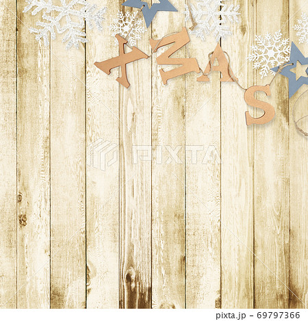 クリスマスの飾りと木製の壁 - 複数のバリエーションがあります 69797366