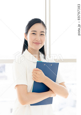 笑顔の女性看護師【ポートレート】 69797383