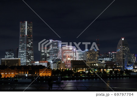 夜の横浜みなとみらいのビルを望む大さん橋からの夜景の写真素材