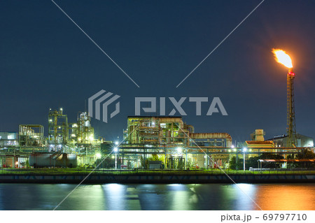 夜の川崎工業地帯から見える美しい工場夜景 69797710