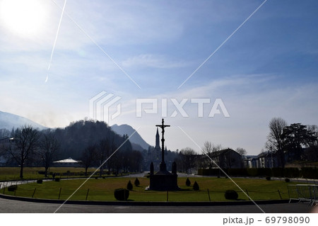 奇跡の泉があるルルドの聖堂と十字架のある風景 69798090