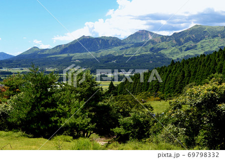南阿蘇　高森町　阿蘇五岳のすそ野に広がる緑深き里山の風景 69798332