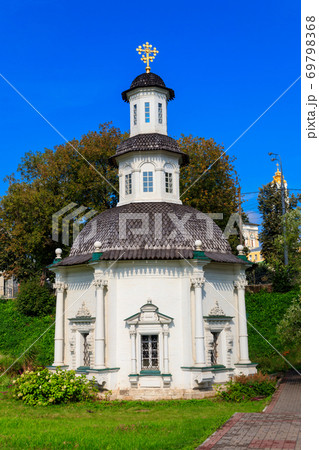 Chapel of the Pyatnitsky well in Sergiev Posad, Russia 69798368
