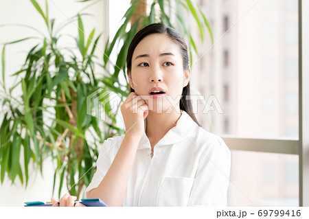 考える女性看護師【ポートレート】 69799416