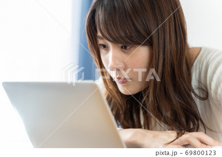 パソコンを凝視する女性 パソコンを凝視する女性 69800123