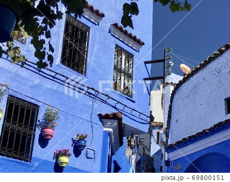 モロッコ 青い街シャウエン 青い壁と花飾りの写真素材