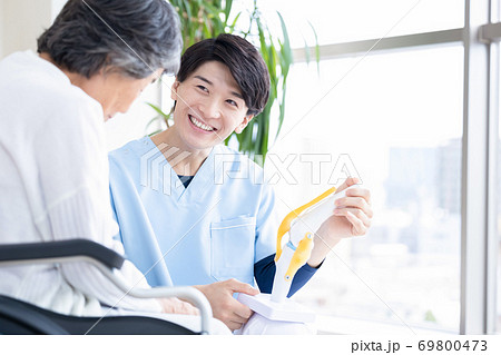医療 膝関節模型を使って説明をするドクター 医療 膝関節模型を使って説明をするドクター 69800473