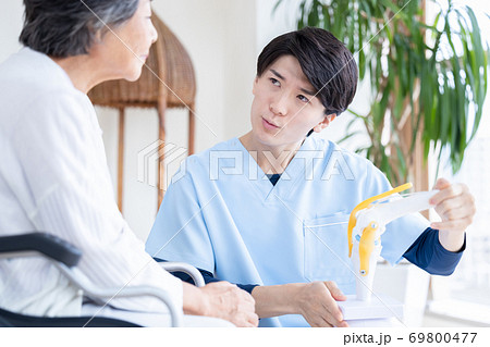 医療 膝関節模型を使って説明をするドクター 医療 膝関節模型を使って説明をするドクター 69800477
