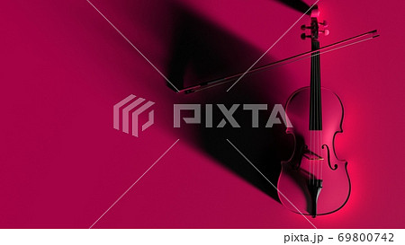 ピンク色のバイオリン スポットライトのイラスト素材 [69800742] - PIXTA
