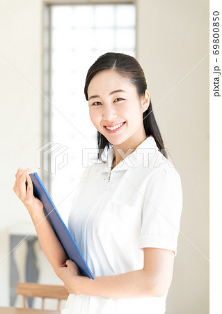 笑顔の女性看護師【ポートレート】 69800850