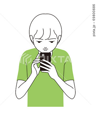 スマートフォンを猫背で見つめる男の子 スマートフォンを猫背で見つめる男の子 69800886