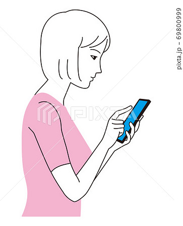 スマートフォンを見つめる女性の横顔 スマートフォンを見つめる女性の横顔 69800999