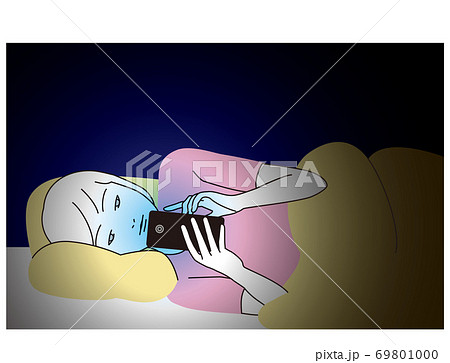 スマートフォンをベッドの中で見つめる女性 スマートフォンをベッドの中で見つめる女性 69801000